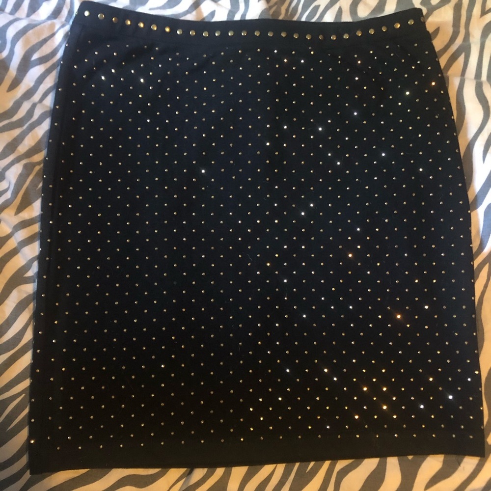 Mini skirt with shiny gold beads.